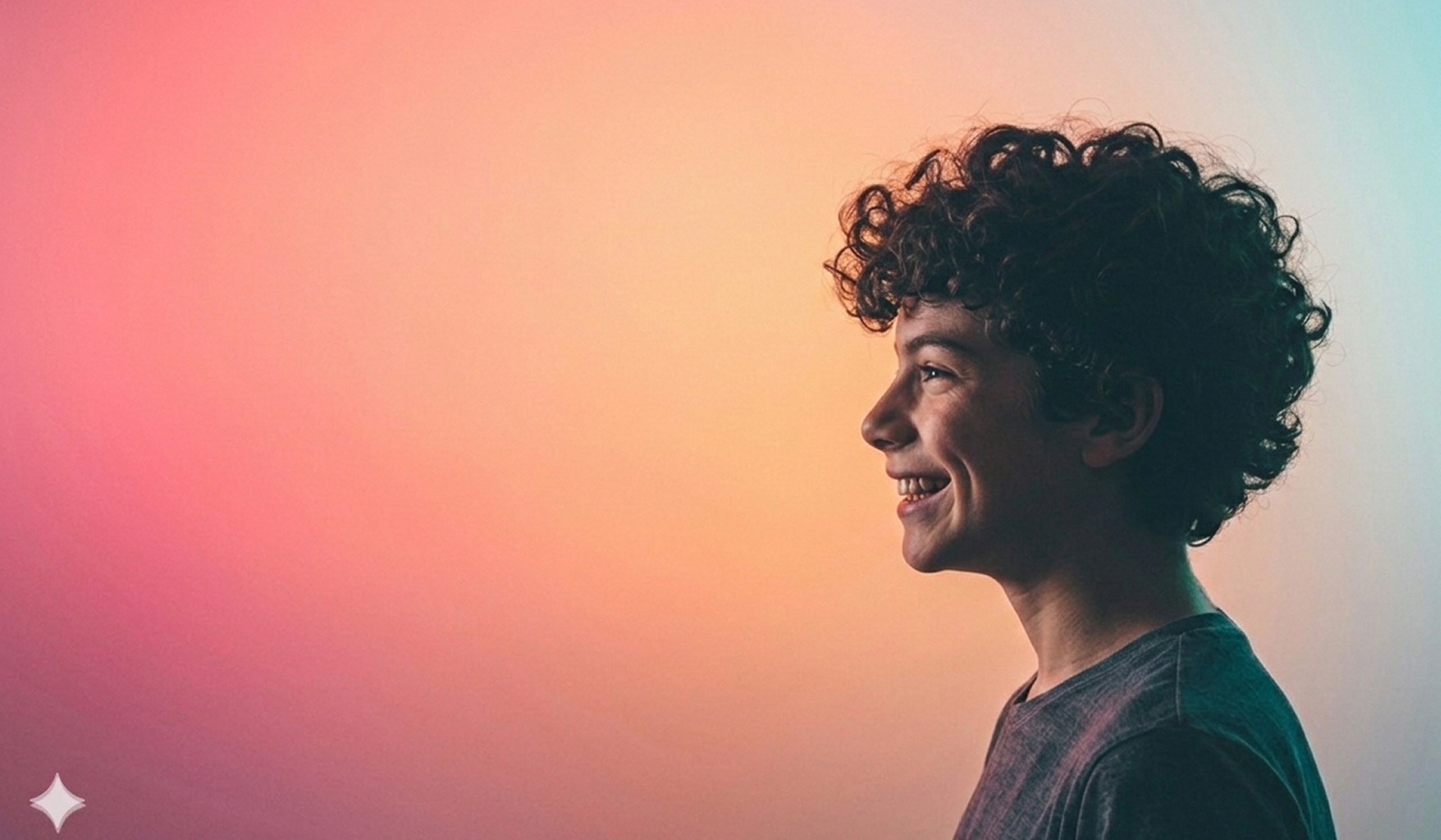 Enfant souriant de profil